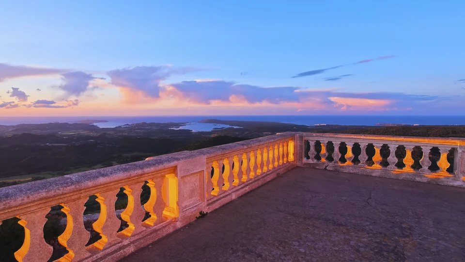Miradouro do Santuário de Monte Toro, com gradeamento e paisagem.