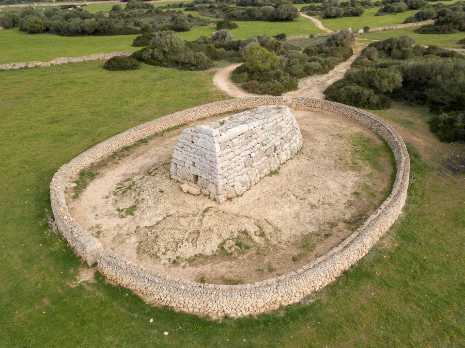 Naveta des Tudons, construção funerária de pedra em Menorca.