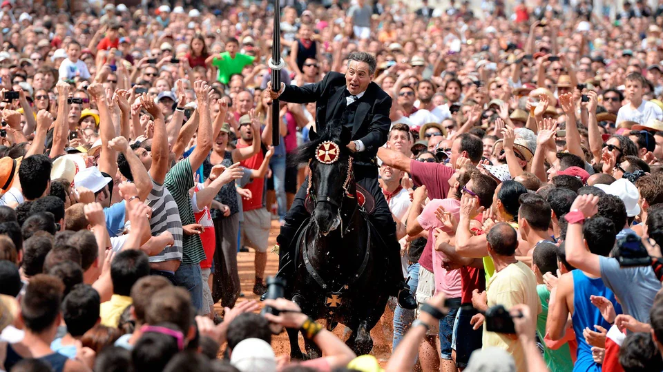 Cena de cavalos e público durante o Jaleo de Menorca.