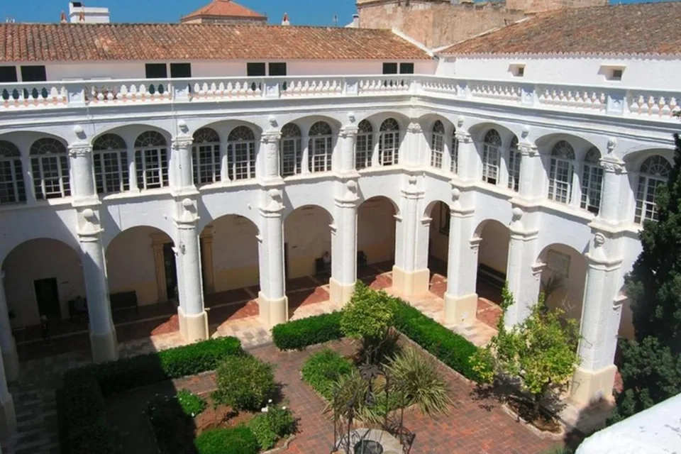 Pátio do claustro no alojamento El Claustre de Ciutadella.
