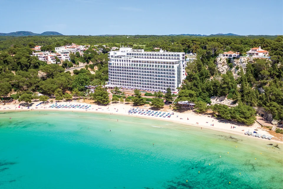Fachada do Meliá Cala Galdana sobre a praia e a baía.